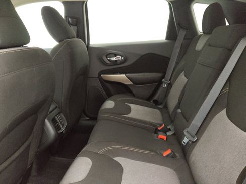 Used 2018 Jeep Cherokee Latitude image 18