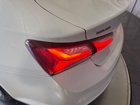 Used 2019 Chevrolet Malibu LT FWD image 12