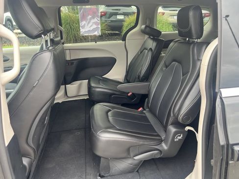 Used 2023 Chrysler Pacifica Touring-L FWD image 9
