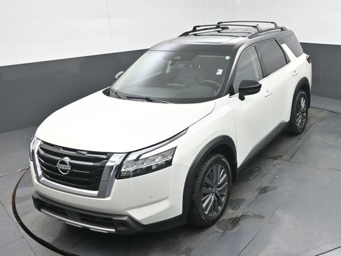 Used 2024 Nissan Pathfinder SL w/ SL Premium Package FWD image 30