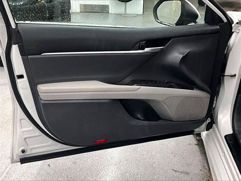 Used 2022 Toyota Camry SE image 9