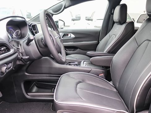 New 2026 Chrysler Pacifica Limited w/ S Appearance Package FWD image 19
