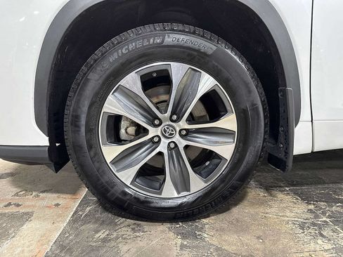 Used 2023 Toyota Highlander XLE AWD/4WD image 10
