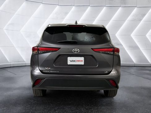 Used 2022 Toyota Highlander LE FWD image 5