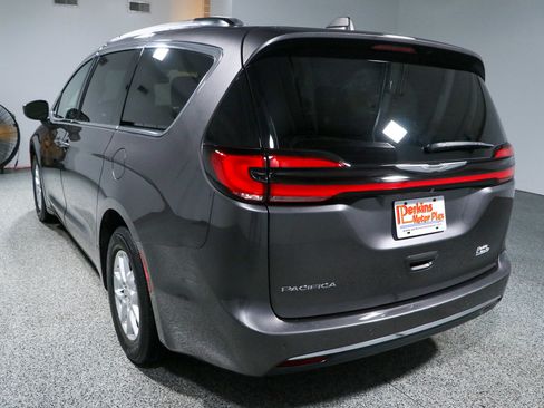 Used 2022 Chrysler Pacifica Touring-L FWD image 9