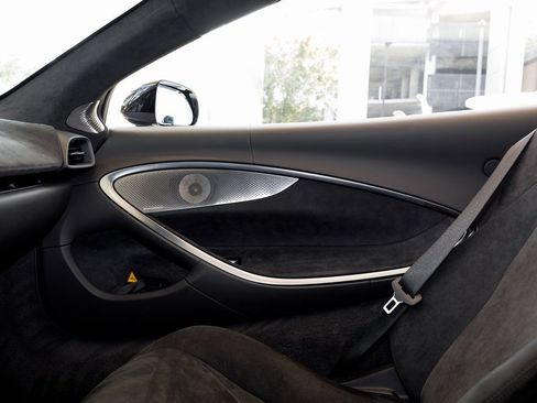 Used 2025 McLaren Artura Spider image 21