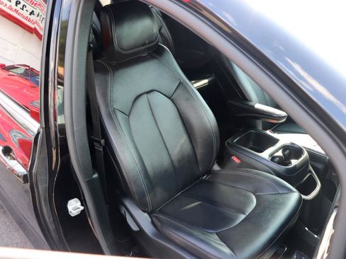 Used 2026 Chrysler Pacifica Select FWD image 16
