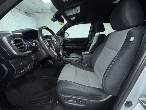 Used 2021 Toyota Tacoma TRD Sport w/ Technology Package AWD/4WD image 4
