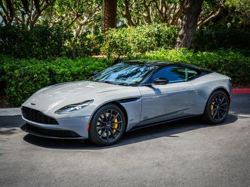 Used 2022 Aston Martin DB11 Coupe RWD image 2