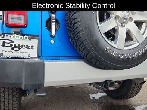 Used 2015 Jeep Wrangler Unlimited Sahara w/ Max Tow Package image 29