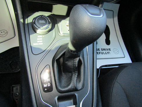 Used 2019 Jeep Cherokee Latitude w/ Cold Weather Group image 33