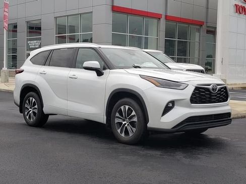 Used 2024 Toyota Highlander XLE AWD/4WD image 3
