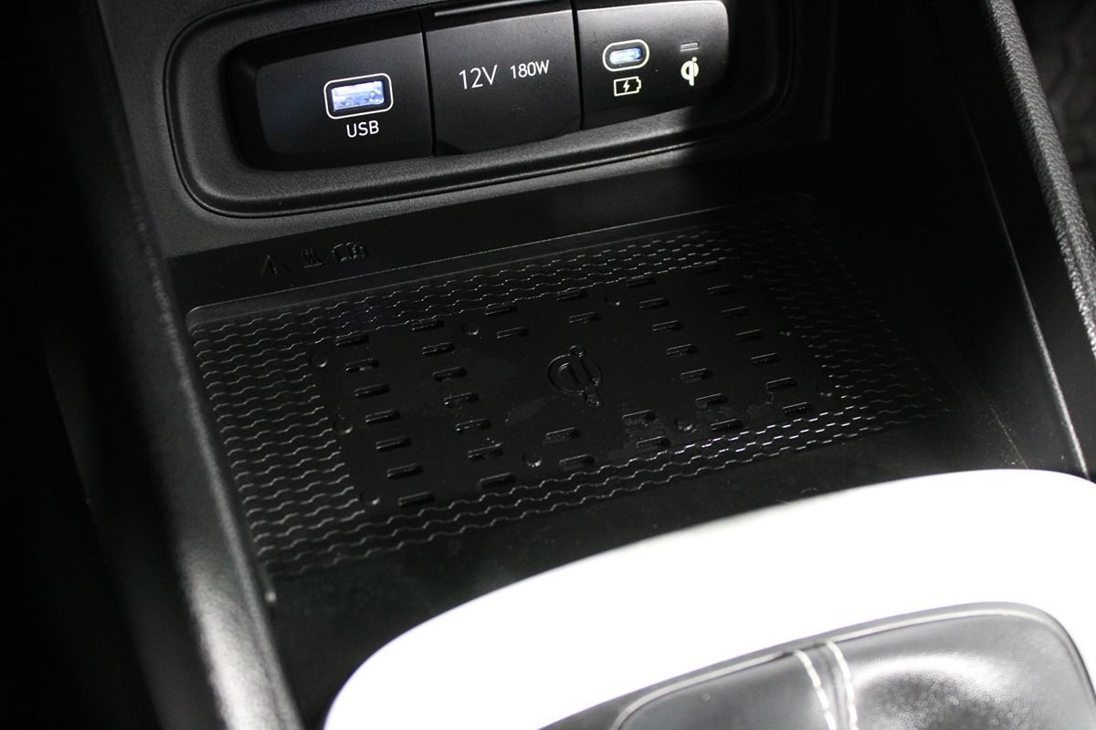 Used 2023 Hyundai Venue Limited FWD image 19