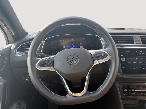 Used 2024 Volkswagen Tiguan SE w/ Panoramic Sunroof Package AWD/4WD image 18