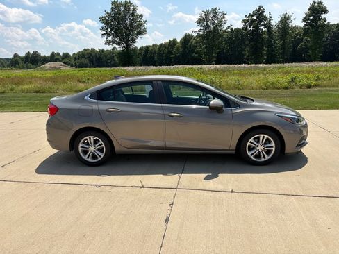 Used 2018 Chevrolet Cruze LT w/ Convenience Package FWD image 7