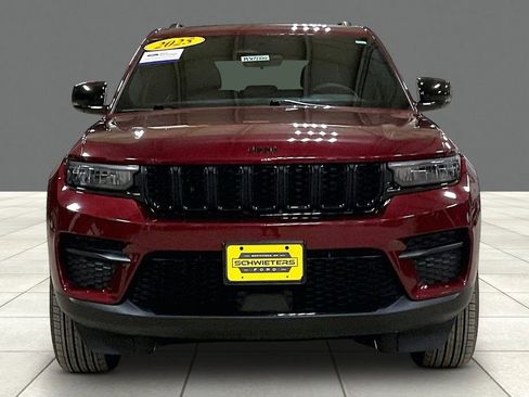 Used 2025 Jeep Grand Cherokee Altitude AWD/4WD image 3