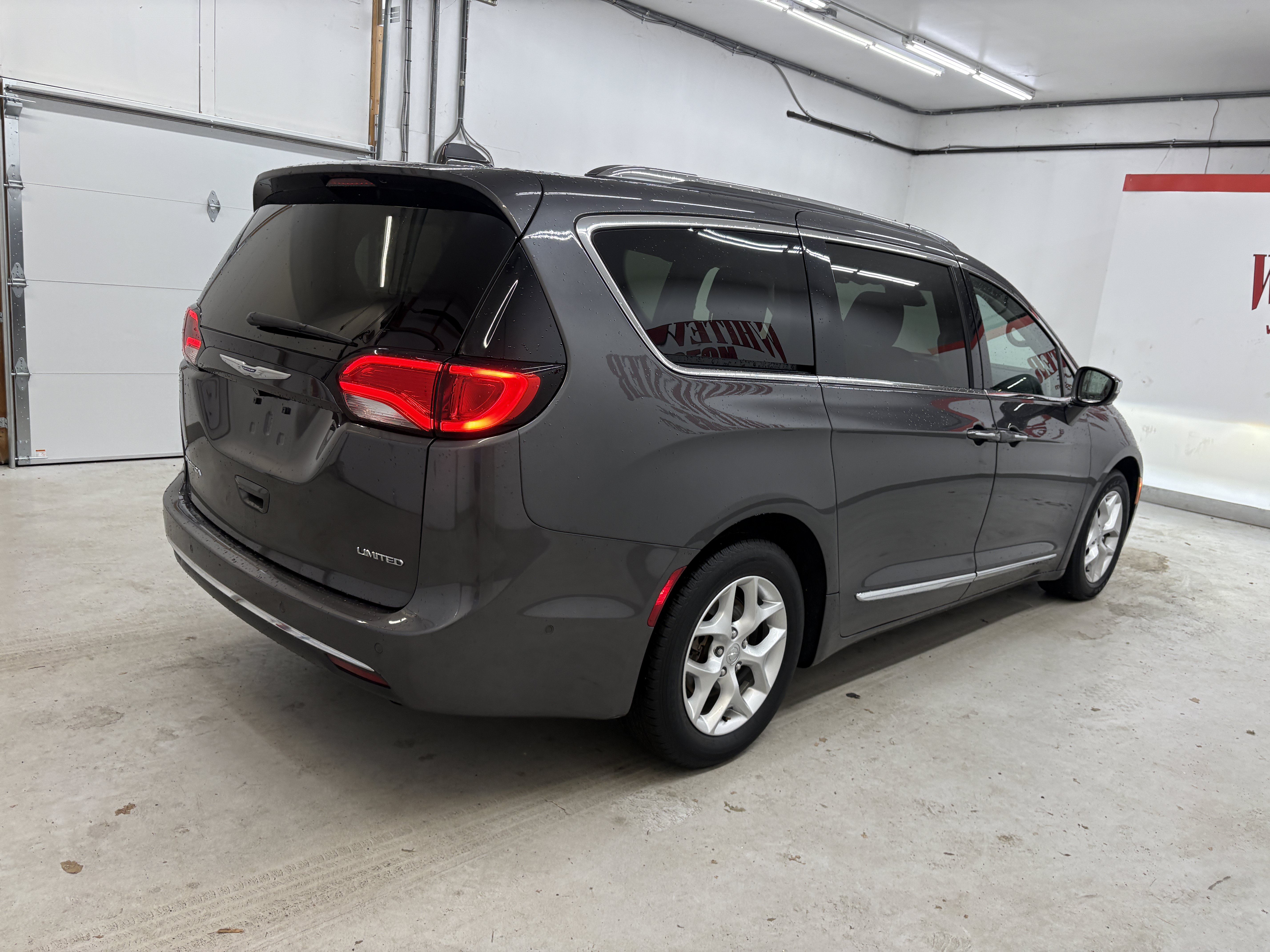 Used 2020 Chrysler Pacifica Limited w/ Advanced Safetytec Group FWD image 4