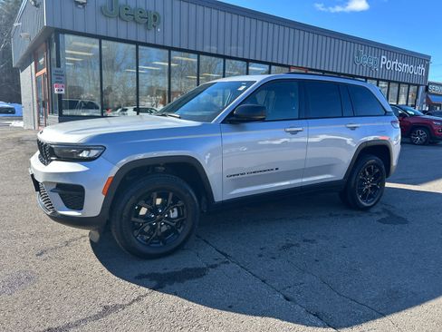 Used 2025 Jeep Grand Cherokee Altitude image 11