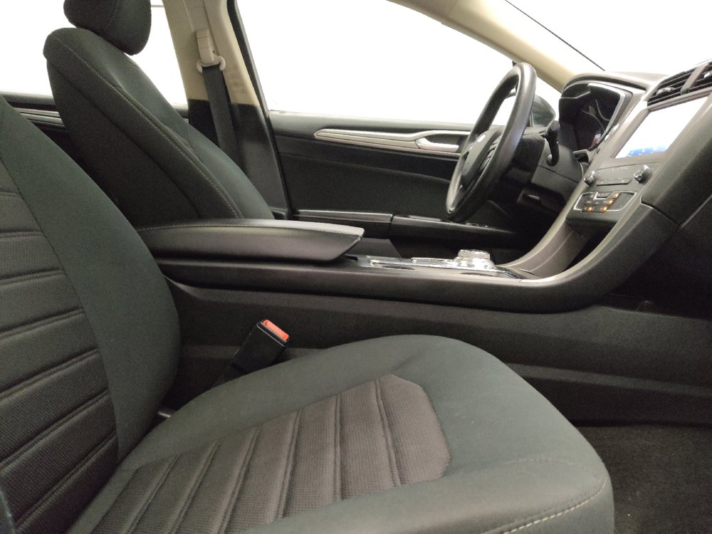 Used 2020 Ford Fusion SE FWD image 21
