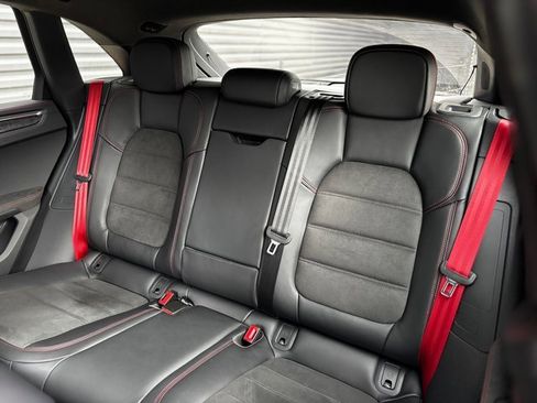 Certified 2025 Porsche Macan GTS image 27