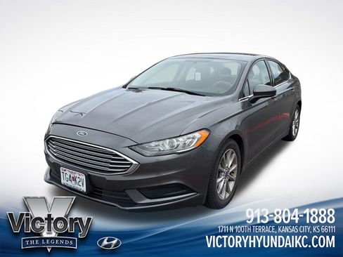 Used 2017 Ford Fusion SE w/ Fusion SE Technology Package FWD image 1