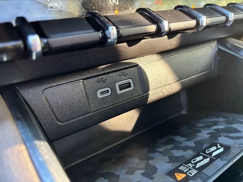 Used 2024 GMC Canyon Denali image 26