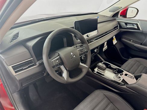 New 2025 Mitsubishi Outlander SE image 9
