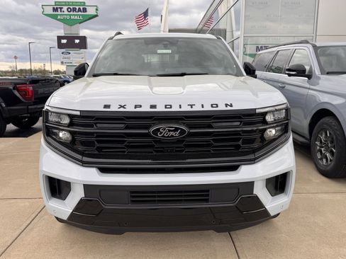 New 2026 Ford Expedition Platinum image 4