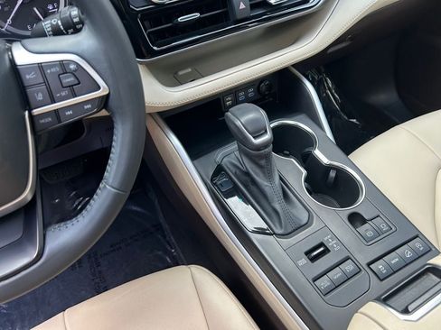 Used 2022 Toyota Highlander XLE AWD/4WD image 18