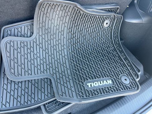 Certified 2024 Volkswagen Tiguan SE R-Line FWD image 30