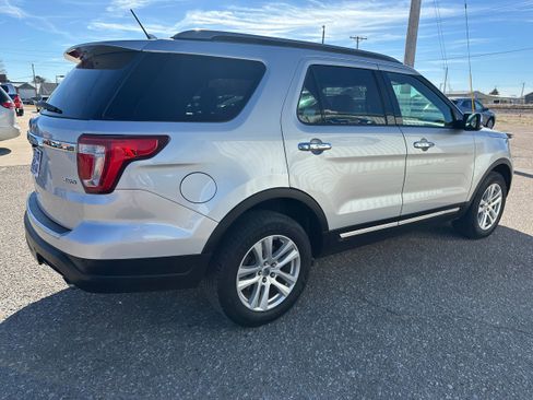 Used 2018 Ford Explorer XLT w/ Equipment Group 202A image 6