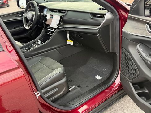 New 2026 Jeep Grand Cherokee Altitude image 20