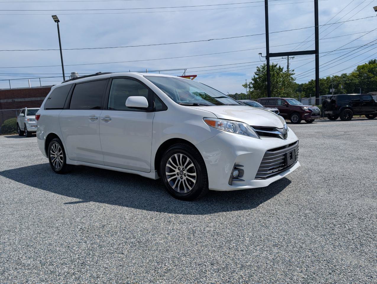 Used 2020 Toyota Sienna XLE w/ XLE Navigation Package FWD image 3