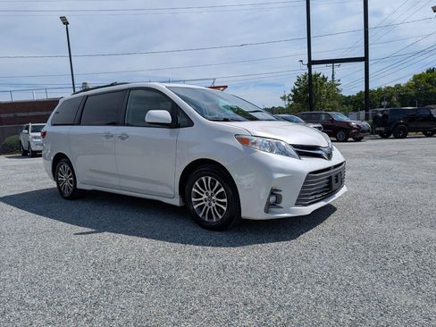 Used 2020 Toyota Sienna XLE w/ XLE Navigation Package FWD image 3