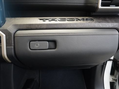 Used 2025 Toyota Tacoma Limited AWD/4WD image 36