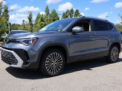 Certified 2025 Volkswagen Taos SE image 3