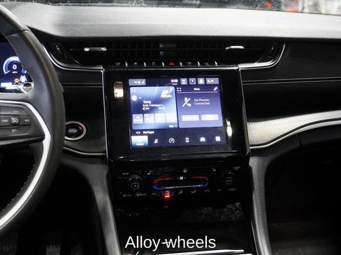 Used 2023 Jeep Grand Cherokee Altitude image 12