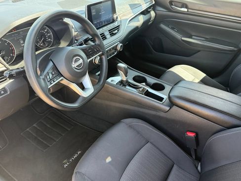 Used 2025 Nissan Altima 2.5 SV FWD image 11
