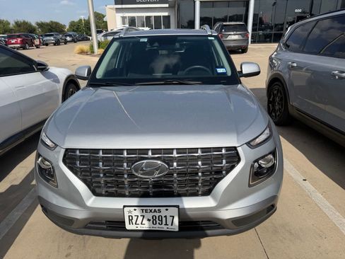 Used 2022 Hyundai Venue SEL w/ Cargo Package FWD image 2