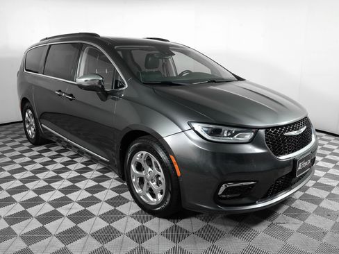 Used 2022 Chrysler Pacifica Limited image 3