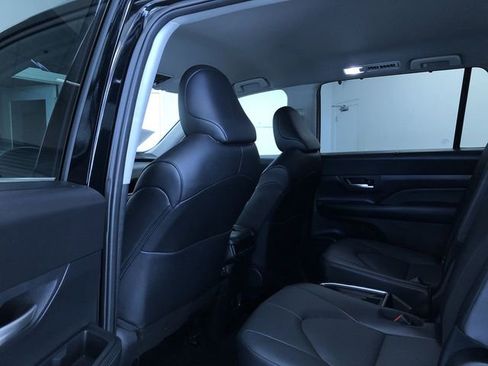 Used 2025 Toyota Grand Highlander AWD image 12