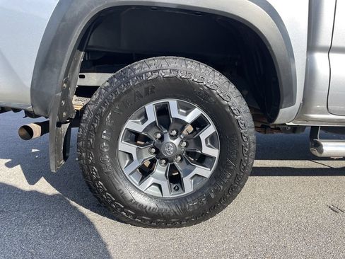 Used 2021 Toyota Tacoma TRD Off-Road w/ Technology Package AWD/4WD image 12