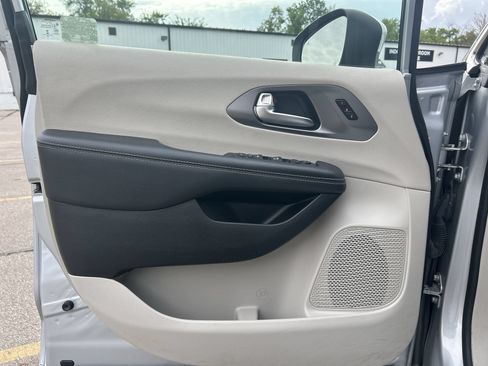 Used 2023 Chrysler Pacifica Touring-L FWD image 23