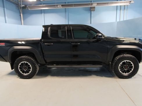 Used 2025 Toyota Tacoma TRD Off-Road AWD/4WD image 31