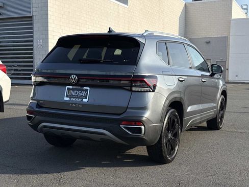 Used 2025 Volkswagen Taos SE w/ Panoramic Sunroof Package FWD image 3