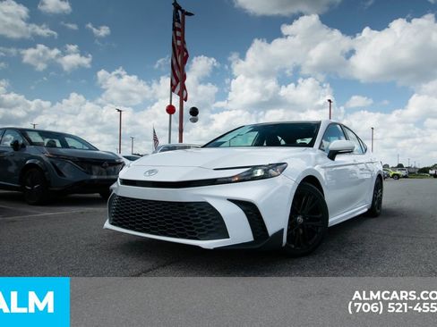 Used 2025 Toyota Camry SE image 10