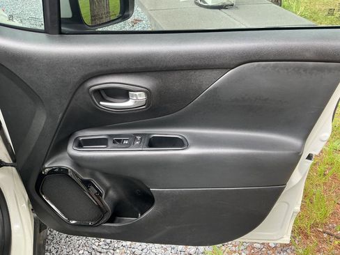 Used 2019 Jeep Renegade Altitude w/ Quick Order Package 2XM AWD/4WD image 25