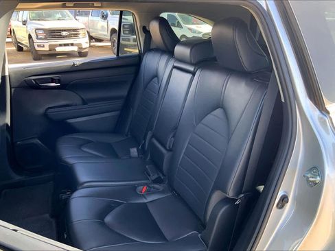 Used 2023 Toyota Highlander XLE image 21