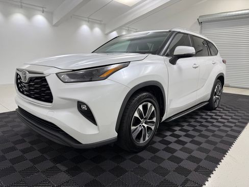 Used 2022 Toyota Highlander XLE FWD image 3