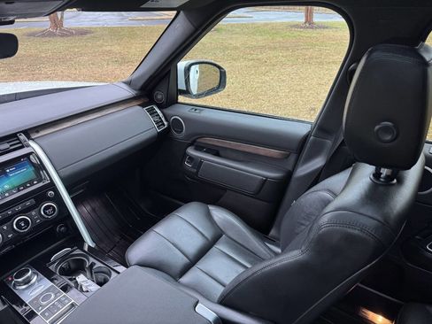 Used 2018 Land Rover Discovery HSE image 16